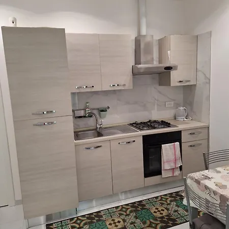 Al Piano Terra Con Ingresso Indipendente, Vicinissimo Al Mare *