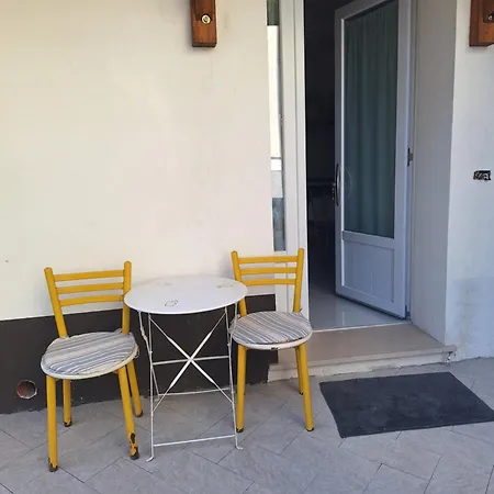 Al Piano Terra Con Ingresso Indipendente, Vicinissimo Al Mare *