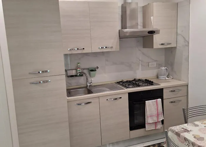 Al Piano Terra Con Ingresso Indipendente, Vicinissimo Al Mare *