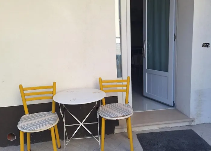 Al Piano Terra Con Ingresso Indipendente, Vicinissimo Al Mare *